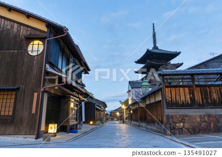 京都府京都市，冬日的法觀寺（八坂塔）與清晨的城市景觀 135491027