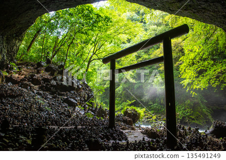 宮崎縣高千穗市天之羽岳的石堆和鳥居景觀 135491249