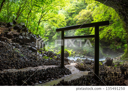 宮崎縣高千穗市天之羽岳的石堆和鳥居景觀 135491250