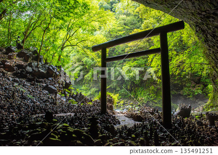 A view of the stone piles and torii gates at Amanohagakutsu, Takachiho, Miyazaki Prefecture 135491251