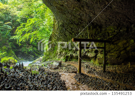 宮崎縣高千穗市天之羽岳的石堆和鳥居景觀 135491253