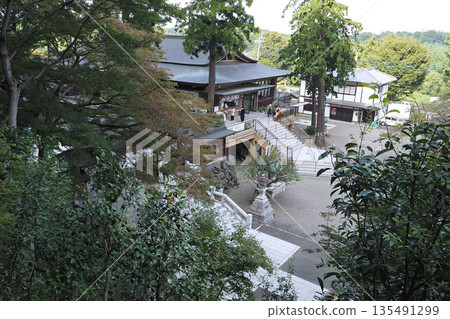 View of the shrine office from the approach to Suitengu Shrine (Hidaka City, Saitama Prefecture) 135491299