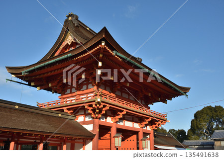 晴朗日子裡的伏見稻荷大社塔門（京都會伏見區） 135491638