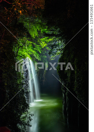 宮崎高千穗峽真奈瀑布夜景燈璀璨 宮崎高千穗峽真奈瀑布夜景燈璀璨 135491661