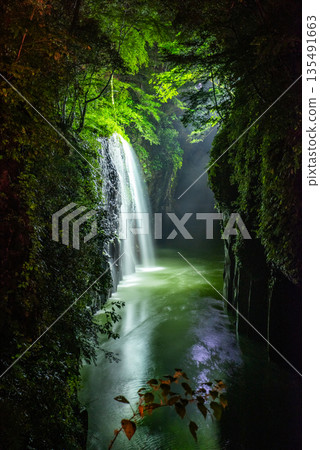 宮崎高千穗峽真奈瀑布夜景燈璀璨 宮崎高千穗峽真奈瀑布夜景燈璀璨 135491663