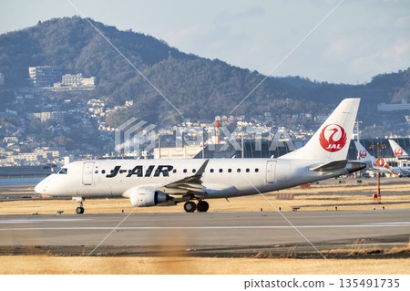 傍晚的大阪機場（伊丹機場）。滑行中的飛機。大阪府豐中市。 135491735