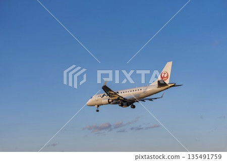 傍晚的大阪機場（伊丹機場）。一架飛機正在降落。大阪府豐中市。 135491759