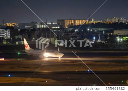 大阪機場（伊丹機場）夜景 - 滑行中的飛機，大阪府豐中市 135491882