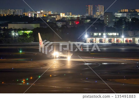 大阪機場（伊丹機場）夜景 - 滑行中的飛機，大阪府豐中市 135491883