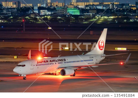 大阪機場（伊丹機場）夜景 - 滑行中的飛機，大阪府豐中市 135491884