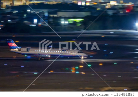 大阪機場（伊丹機場）夜景 - 飛機起飛，大阪府豐中市 135491885
