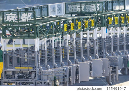 京都府京都市賽馬場大門景色 135491947