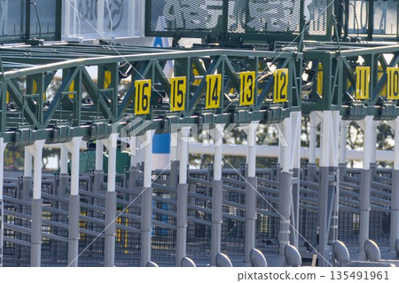 京都府京都市賽馬場大門景色 135491961