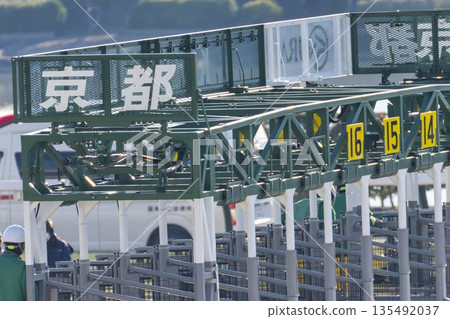 京都府京都市賽馬場大門景色 135492037