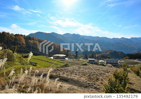 秋季的山脈和草原,秋葉斑斕(長野縣長野市) 秋季的山脈和草原,秋葉斑斕(長野縣長野市) 135492179