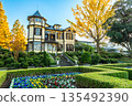 橫濱山手外交官邸、秋季義大利花園、金銀杏樹和藍天 135492390