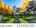 橫濱山手外交官邸、秋季義大利花園、金銀杏樹和藍天 135492391