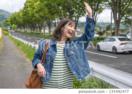 一個女人走路 135492477