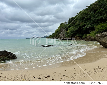 穿過石垣島佐比洞的海 穿過石垣島佐比洞的海 135492633