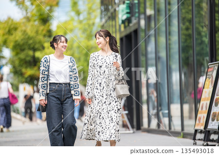 兩名女性在大阪觀光 135493018