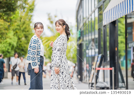 兩名女性在大阪觀光 135493019