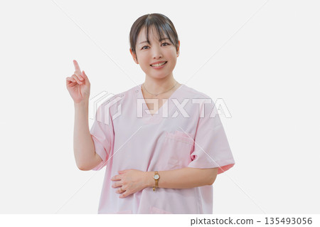 一位女醫護人員指著白色背景 135493056
