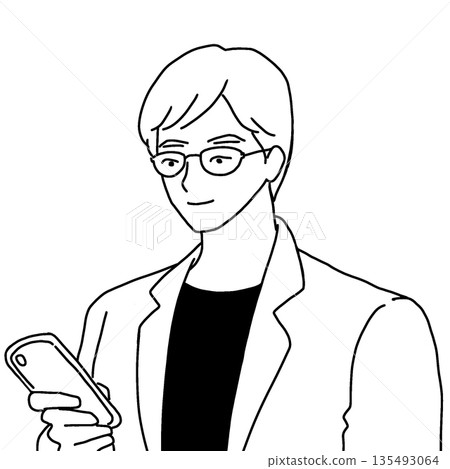 圖:一名戴眼鏡的男子正在看他的智慧型手機(面向左側) 圖:一名戴眼鏡的男子正在看他的智慧型手機(面向左側) 135493064