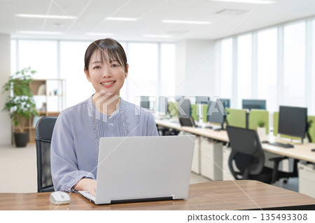 在辦公室工作的婦女 在辦公室工作的婦女 135493308