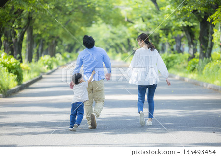 走在新鮮的綠色公園的家庭 走在新鮮的綠色公園的家庭 135493454