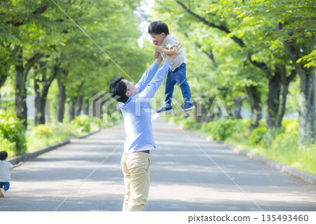 走在新鮮的綠色公園的家庭 135493460