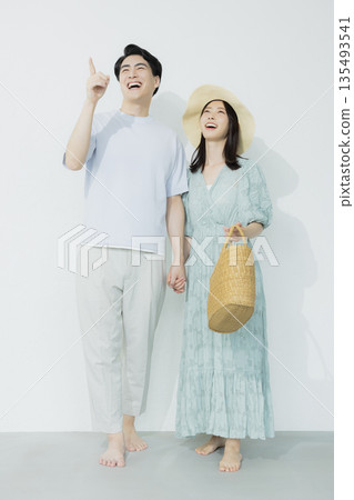 身穿淺藍色洋裝的年輕女子 135493541