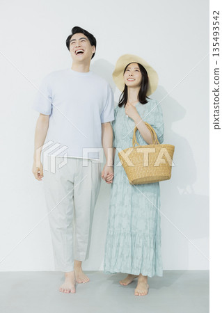 身穿淺藍色洋裝的年輕女子 135493542