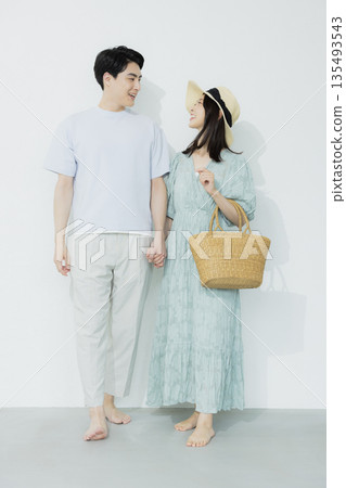 身穿淺藍色洋裝的年輕女子 身穿淺藍色洋裝的年輕女子 135493543