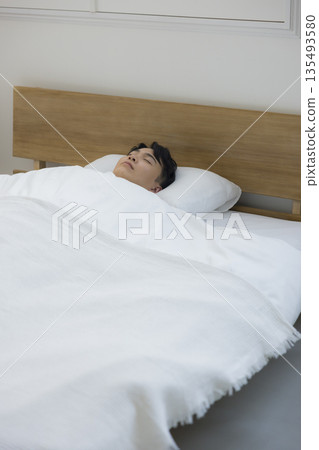 睡在床上的男人 135493580