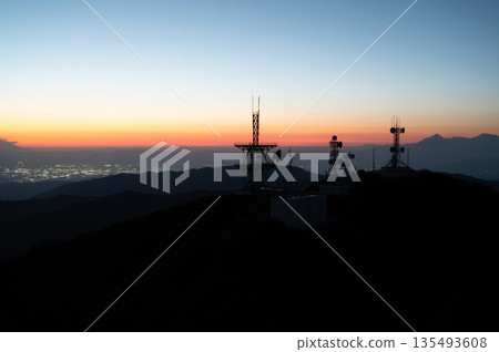 從瓦尼祖卡山拍攝的星空和城鎮燈光照片 從瓦尼祖卡山拍攝的星空和城鎮燈光照片 135493608