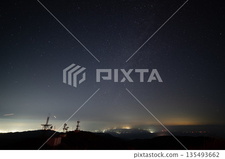 從瓦尼祖卡山拍攝的星空和城鎮燈光照片 135493662