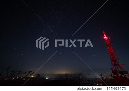 從瓦尼祖卡山拍攝的星空和城鎮燈光照片 從瓦尼祖卡山拍攝的星空和城鎮燈光照片 135493673
