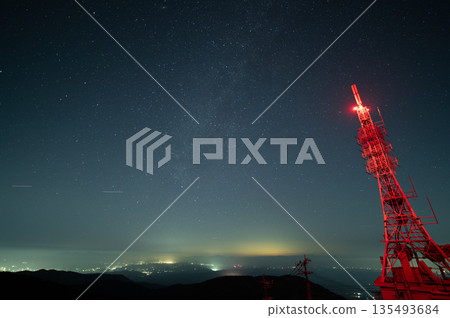 從瓦尼祖卡山拍攝的星空和城鎮燈光照片 135493684