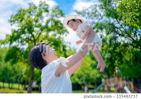 新鮮的綠色公園以及父母和孩子 新鮮的綠色公園以及父母和孩子 135493737