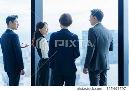 商務人士聊天 135493797