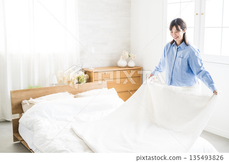 Women who make a bed Women who make a bed 135493826