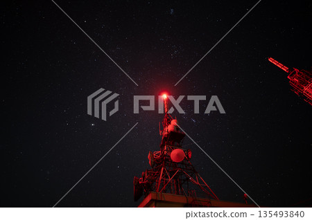 瓦尼祖卡山上的無線電塔與星空照片 瓦尼祖卡山上的無線電塔與星空照片 135493840