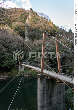 島根縣出雲市,塔奇庫埃峽谷,秋葉掩映下的岩壁巍峨聳立。 島根縣出雲市,塔奇庫埃峽谷,秋葉掩映下的岩壁巍峨聳立。 135494153