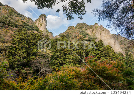 島根縣出雲市,塔奇庫埃峽谷,秋葉掩映下的岩壁巍峨聳立。 島根縣出雲市,塔奇庫埃峽谷,秋葉掩映下的岩壁巍峨聳立。 135494284