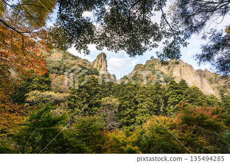 島根縣出雲市,塔奇庫埃峽谷,秋葉掩映下的岩壁巍峨聳立。 島根縣出雲市,塔奇庫埃峽谷,秋葉掩映下的岩壁巍峨聳立。 135494285