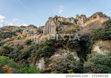 Tachikue Gorge, where the rock walls of autumn leaves stand tall, Izumo City, Shimane Prefecture Tachikue Gorge, where the rock walls of autumn leaves stand tall, Izumo City, Shimane Prefecture 135494289