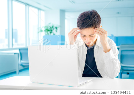 藍色辦公室和憂心忡忡的男人 135494431