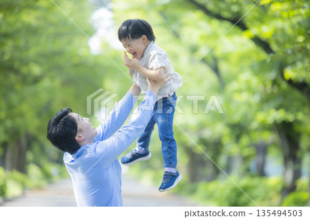 走在新鮮的綠色公園的家庭 135494503