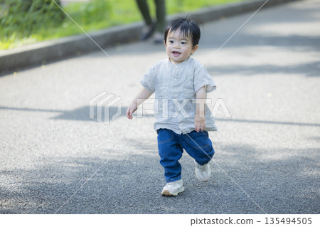 走在新鮮的綠色公園的家庭 135494505