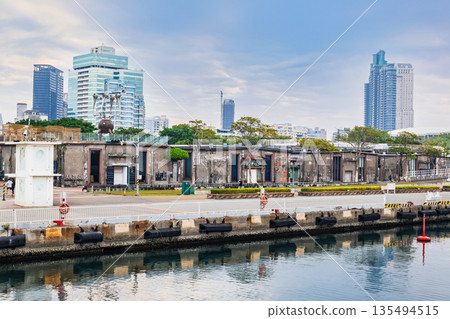 高雄灣區二號碼頭藝術中心、大義倉庫，那裡排列著一排改造後的倉庫 135494515